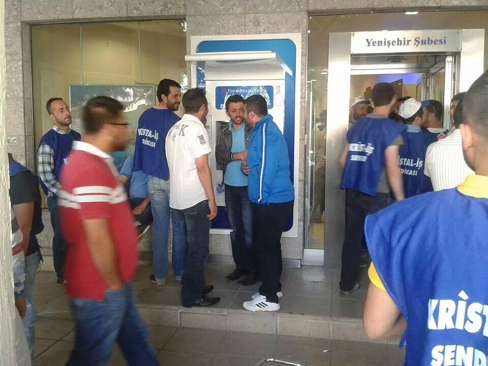Grevci cam işçileri İş Bankası'na 93 kuruş yatırıyor!