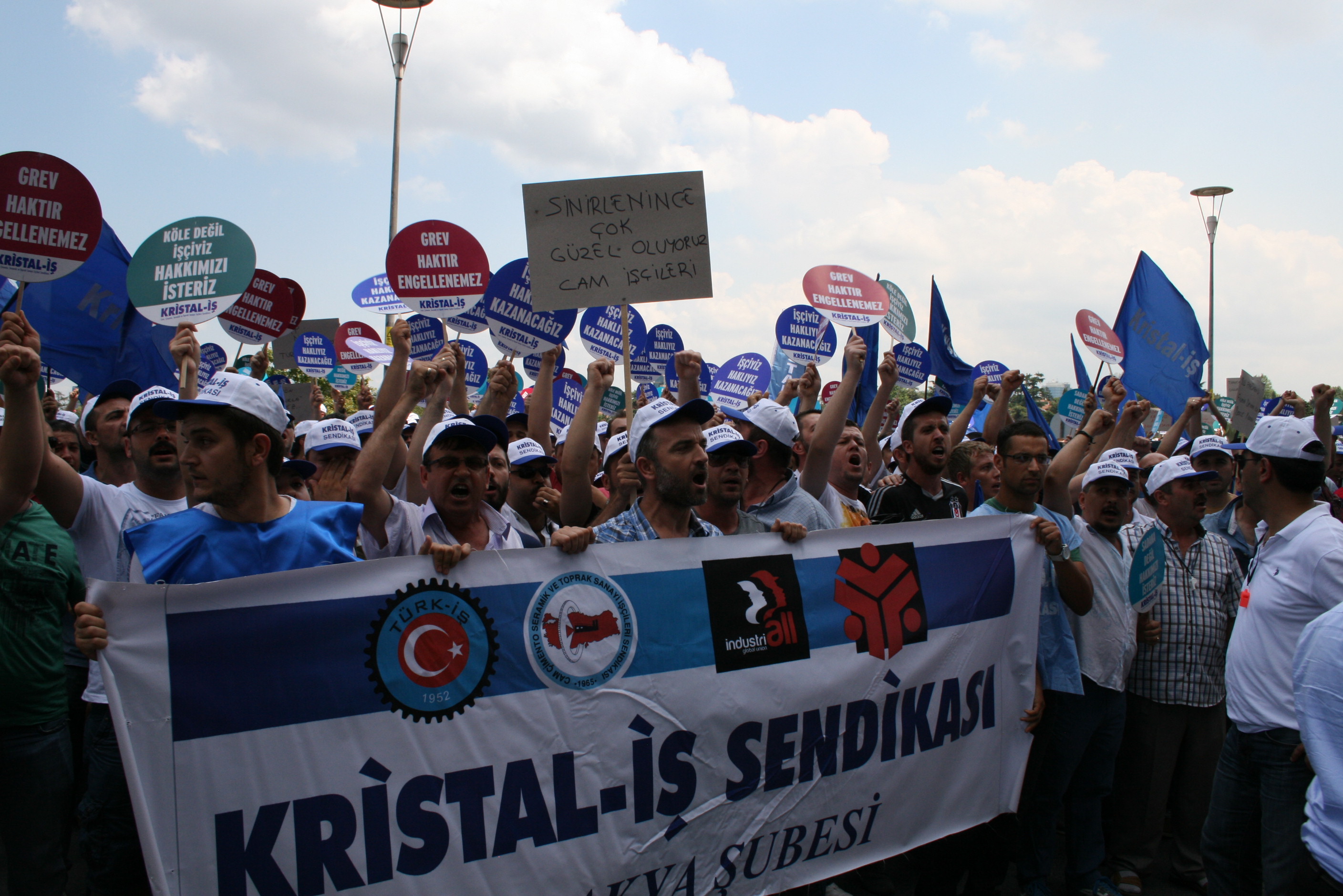 Cam işçisi Şişecam’ın önünde