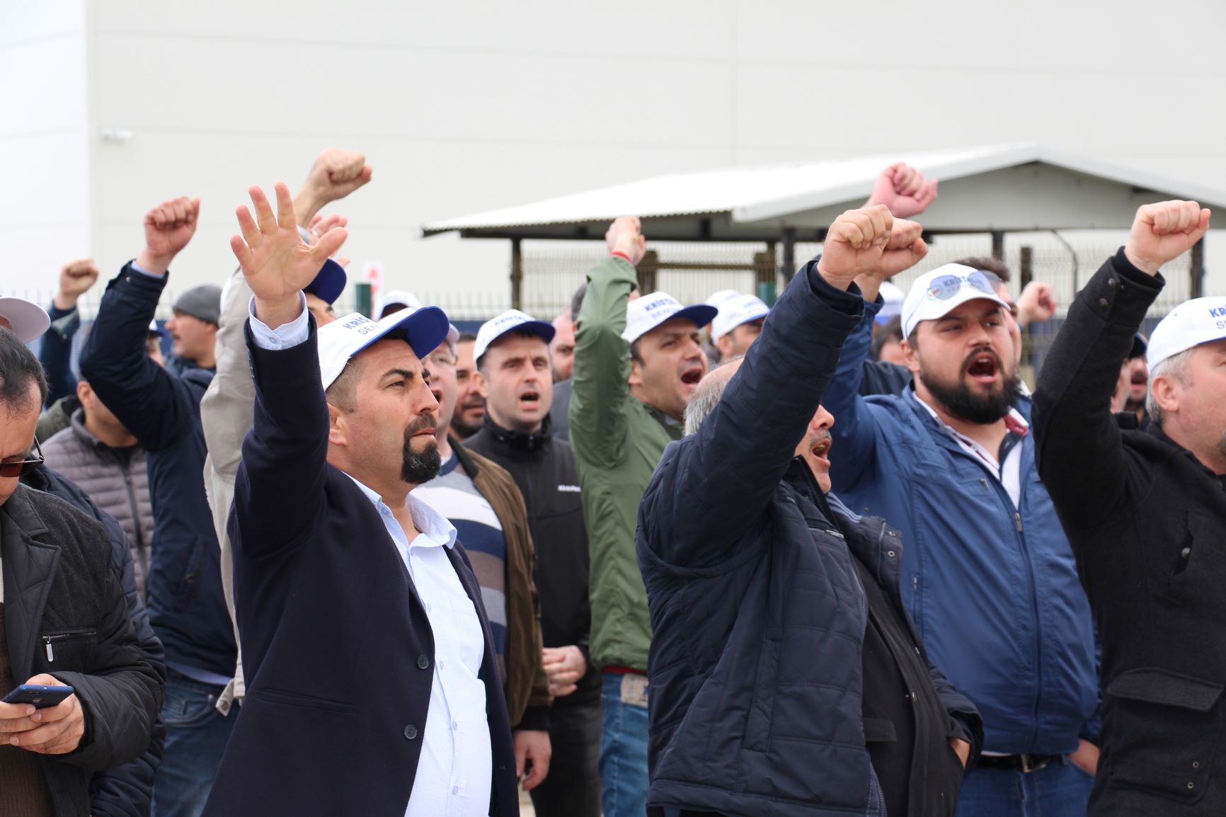Kristal-İş üyeleri Düzce Cam, Okan Cam ve Çetaş Cam’daki işten çıkarma ve baskıları protesto etti