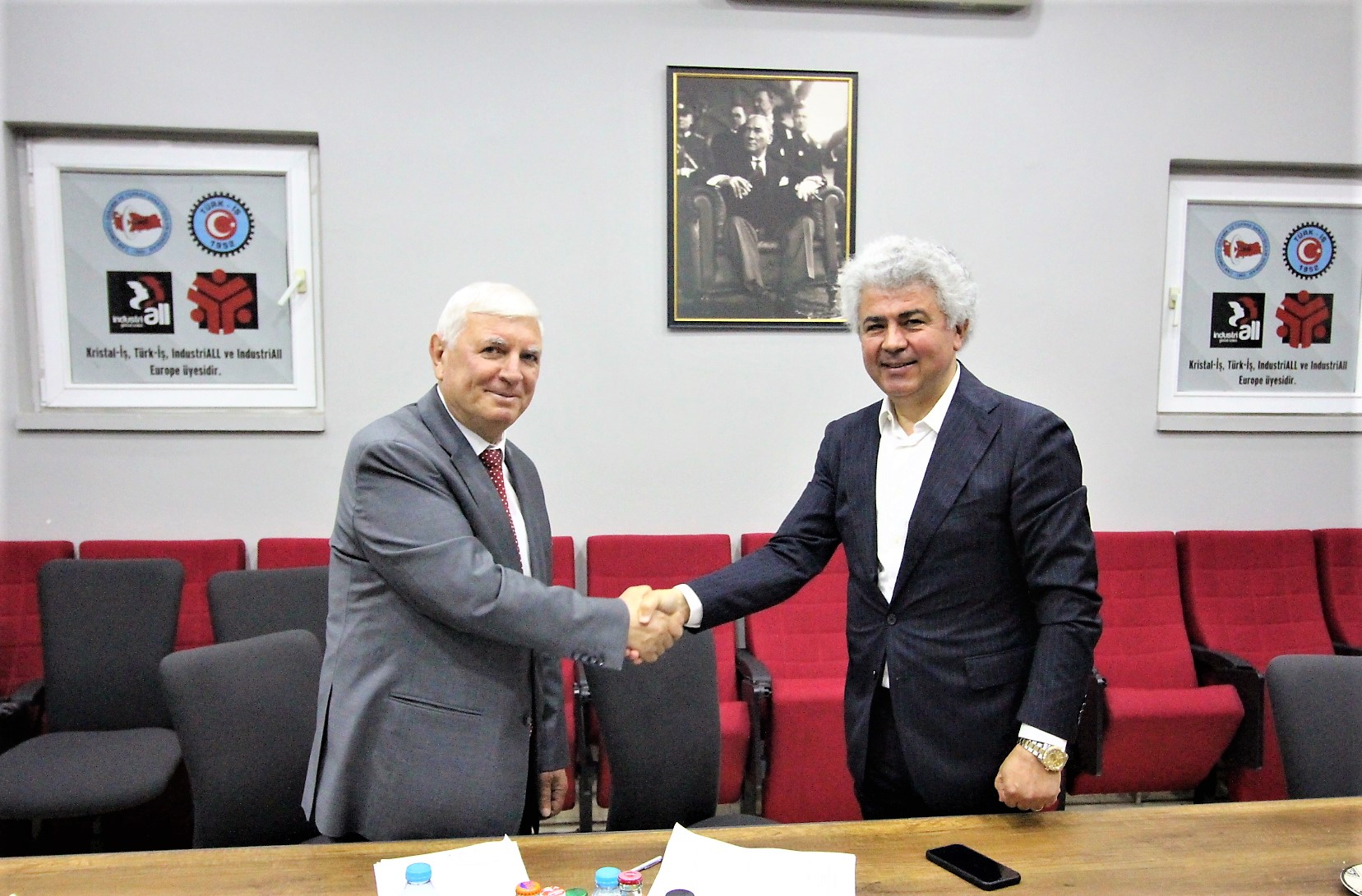 Camyapı Cam Pazarlama İnşaat Taahhüt Ticaret ve Sanayi Limited Şirketi İle Anlaşmaya Varılan İlk Toplu İş Sözleşmesinde İmzalar Atıldı