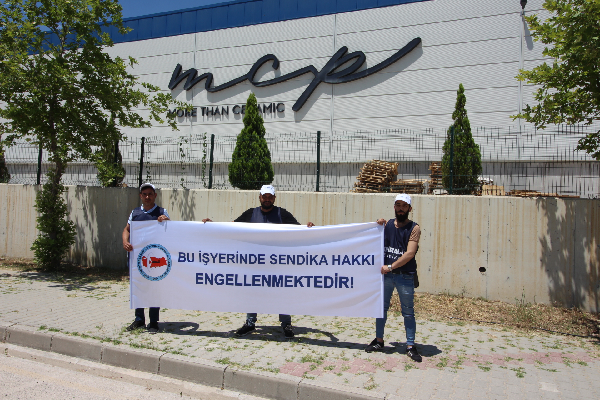 MCP Manisa Seramik Fabrikası’ndaki antidemokratik uygulamalara karşı basın açıklamamızı gerçekleştirdik